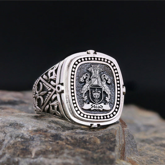 Model Crest Family Ring