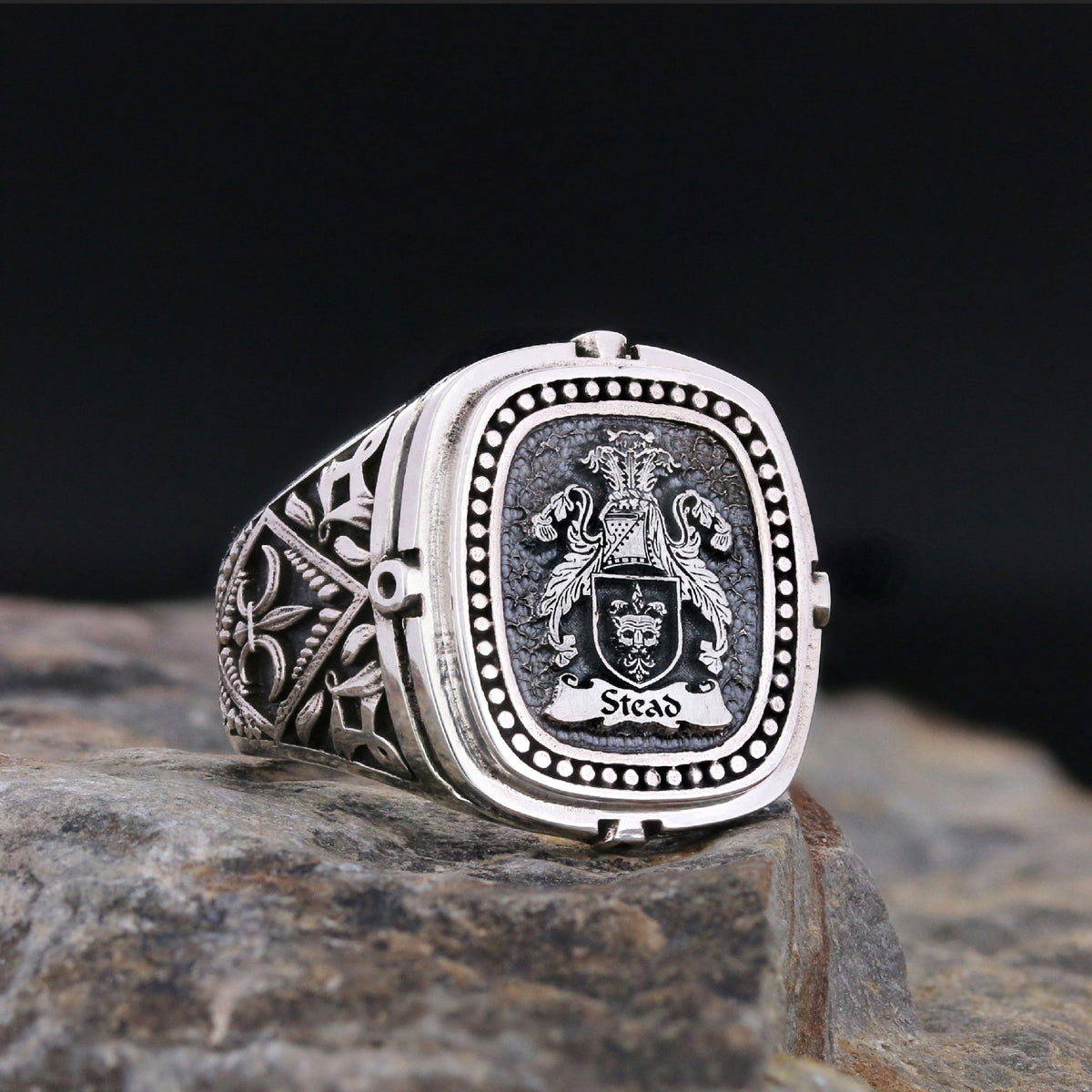 Model Crest Family Ring