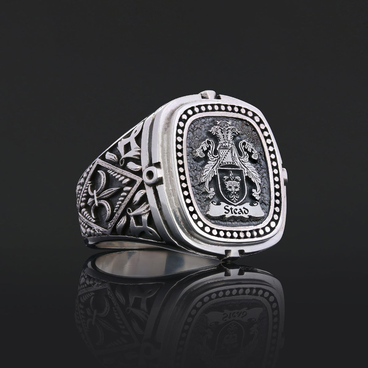 Model Crest Family Ring